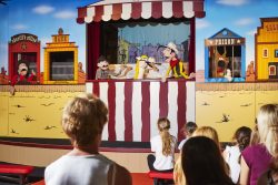 Playmobil Village PonyparkCity Spelen Speeltuin Indoor Kinderen Ouders Gezin Glijbaan Klimmen Speelgoed Poppenkast Poppentheater Lucky Luke Jolly Jumper Billy the Kid