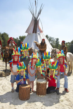 PonyparkCity Indiaan Indianen Indianenshow Kinderen Trommels Paarden Wigwam Tipi